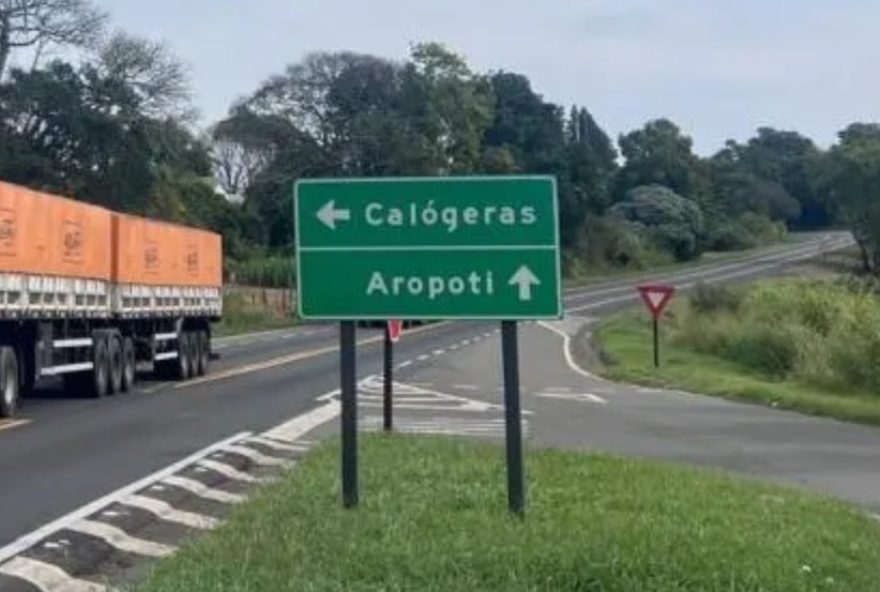 placas-com-erros-nas-cidades-do-interior-do-parana-chamam-atencao-de-motoristas-na-pr-0923A-epr-litoral-pioneiro-age-para-corrigir