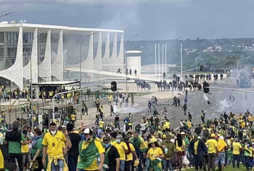 planalto-e-militancia-petista-organizam-atos-em-brasilia-para-relembrar-atos-antidemocraticos-de-82F1