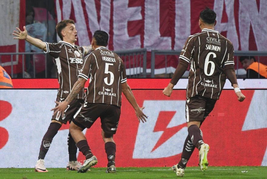 platense-faz-historia-e-conquista-campeonato-argentino-em-jogo-epico