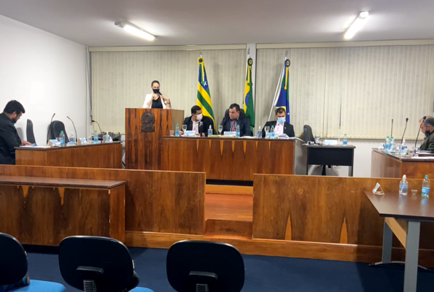 Plenário de Itauçu. Kênia é a única mulher a ocupar uma cadeira no Legislativo da cidade. Um dos vereadores a chama de 