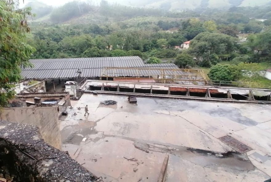 plumbum-do-brasil-alega-sabotagem-em-vazamento-de-oleo-no-rio-ribeira3A-saiba-mais