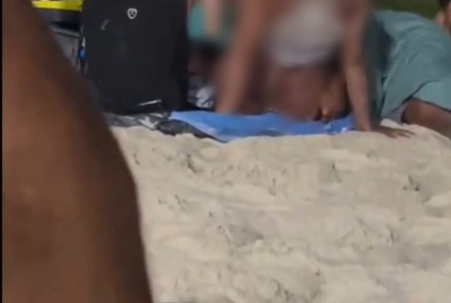 pm-aborda-casal-por-suspeita-de-ato-sexual-em-praia-movimentada3A-novas-regras-no-arpoador