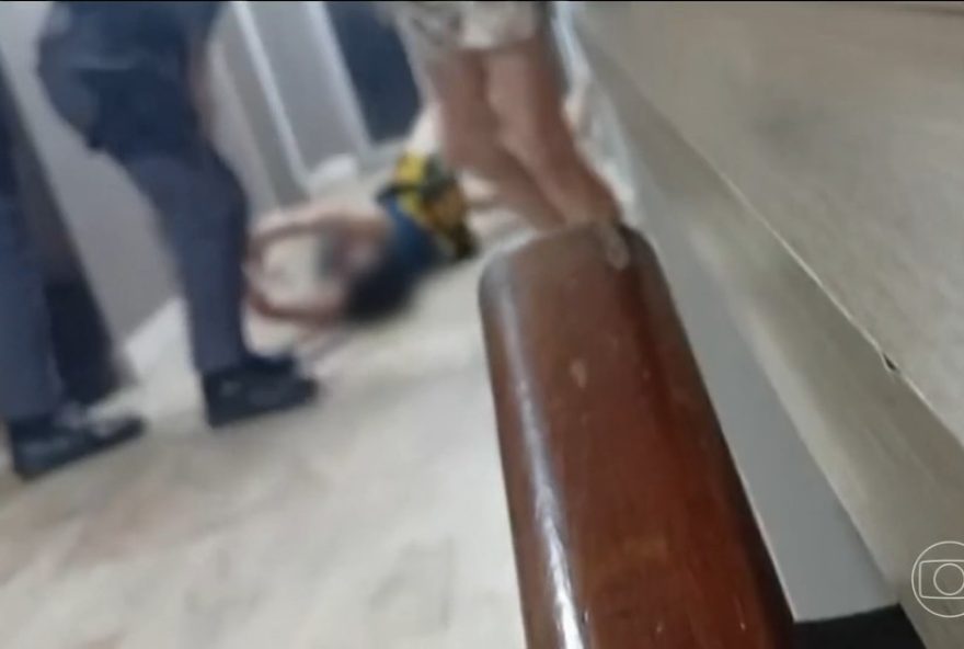 pm-chuta-rosto-de-mulher-em-predio-em-sao-vicente3A-investigacao-de-abuso-de-autoridade pm-chuta-rosto-de-mulher-em-predio-em-sao-vicente3A-investigacao-de-abuso-de-autoridade