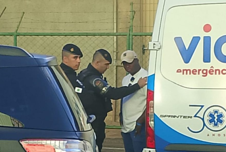 pm-de-folga-agride-segurancas-no-hospital-de-base-em-brasilia3A-video-mostra-momento-da-confusao-com-policial-militar-no-hospital
