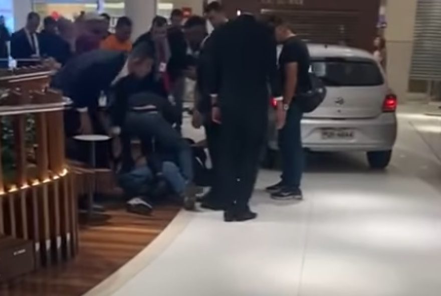 pm-de-folga-intercepta-motorista-de-carro-que-invadiu-shopping-de-goiania