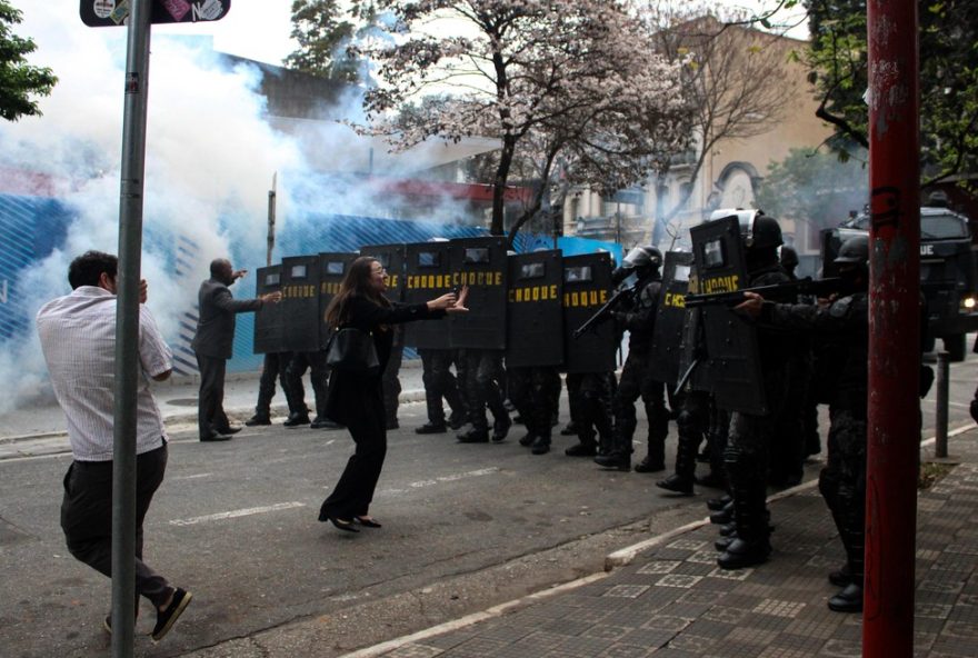 pm-dispersa-manifestacao-por-moradia-na-liberdade-com-bombas-de-gas3A-mlb-protesta-pelos-direitos-das-familias-em-sao-paulo