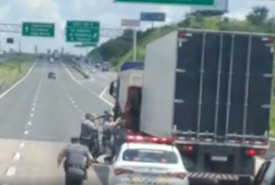 pm-intercepta-carreta-e-prende-motorista-na-rodovia-d.-pedro3A-video-mostra-acao-policial-eficaz-em-campinas