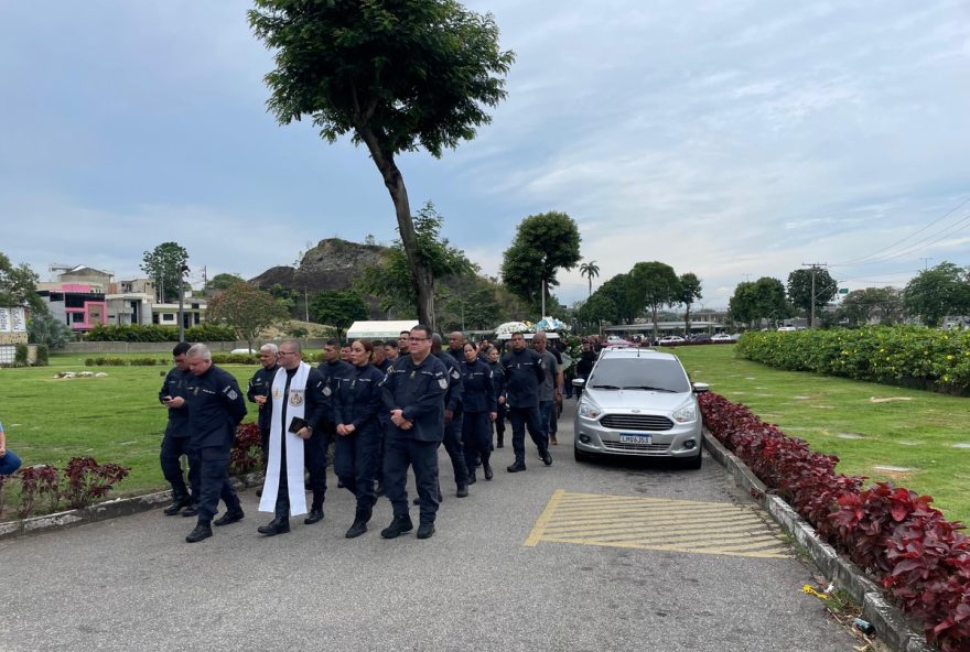pm-jonathan-francisco-da-silva-sepultamento-emocionante-no-rio-colegas-e-familiares-se-despedem-do-tenente-morto-em-confronto-com-criminosos