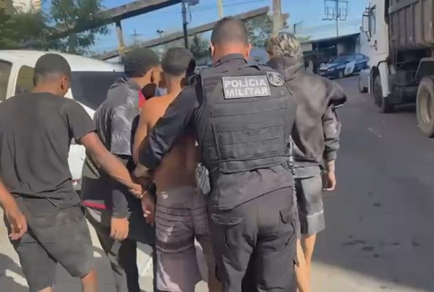pm-prende-4-suspeitos-e-apreende-armamentos-em-operacao-na-mangueirinha2C-caxias-baixada-fluminense3A-combate-ao-crime-organizado
