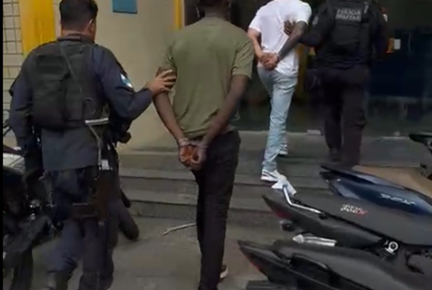 pm-prende-suspeitos-e-apreende-fuzis-em-operacao-no-complexo-do-chapadao2C-na-zona-norte-do-rio pm-prende-suspeitos-e-apreende-fuzis-em-operacao-no-complexo-do-chapadao2C-na-zona-norte-do-rio