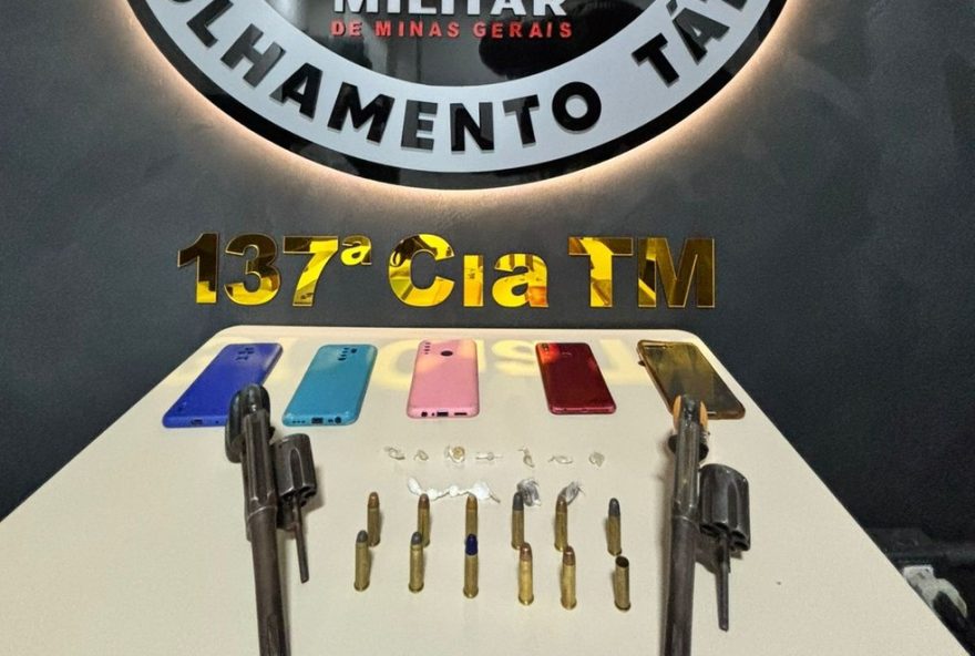 pm-prende-tres-homens-por-trafico-e-porte-ilegal-de-arma-em-janauba3B-drogas-e-armas-apreendidas