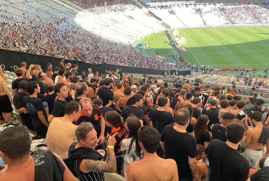 pm-retira-torcedores-corintianos-que-invadiram-espaco-do-vasco-no-maracana-durante-a-copa-do-brasil pm-retira-torcedores-corintianos-que-invadiram-espaco-do-vasco-no-maracana-durante-a-copa-do-brasil