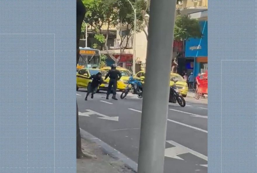 pm-tenta-abordar-dupla-de-moto-em-copacabana2C-mas-homens-lutam-e-fogem0A
