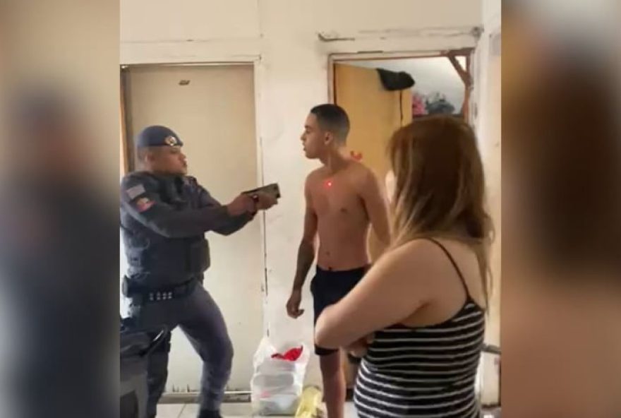 pm-usa-arma-de-choque-em-homem-que-reclamou-de-invasao-em-casa3A-video-chocante-no-ipiranga