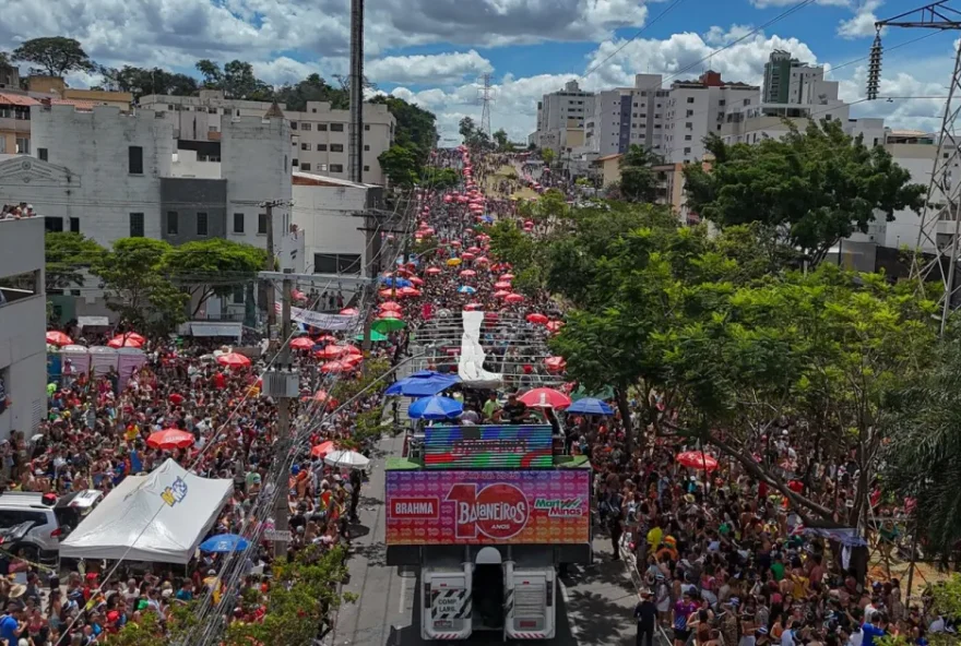 pm-usa-spray-de-pimenta-para-conter-briga-em-bloco-e-folioes-precisam-ser-socorridos