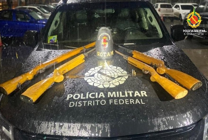 pmdf-apreende-fuzil2C-carabinas-e-balas-em-denuncia-de-arsenal