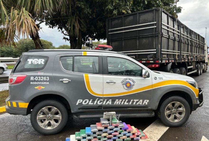 pmr-apreende-drogas-e-submetralhadora-em-caminhao-na-sp-1273A-prisao-de-suspeito.-ajude-no-combate-ao-crime