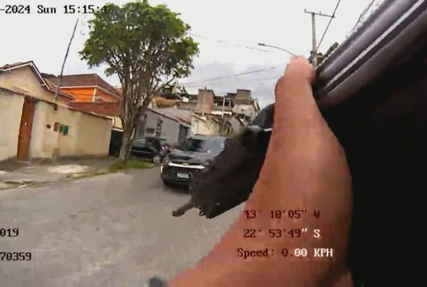 pms-em-perseguicao-atiram-18-vezes-em-inocente3A-imagens-das-cameras-corporais-revelam-duvidas-dos-agentes