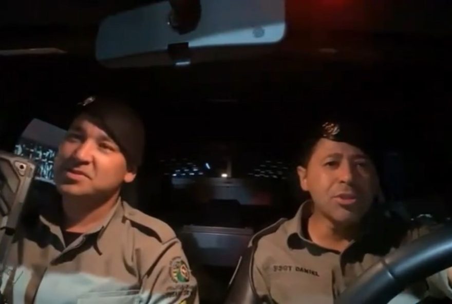 pms-viralizam-nas-redes-cantando-modao-dentro-da-viatura3A-ronda-sertaneja pms-viralizam-nas-redes-cantando-modao-dentro-da-viatura3A-ronda-sertaneja