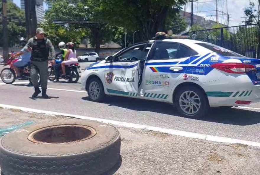 pneu-de-caminhao-se-solta-e-atinge-viatura-da-pm-no-centro-do-recife2C-sem-feridos pneu-de-caminhao-se-solta-e-atinge-viatura-da-pm-no-centro-do-recife2C-sem-feridos
