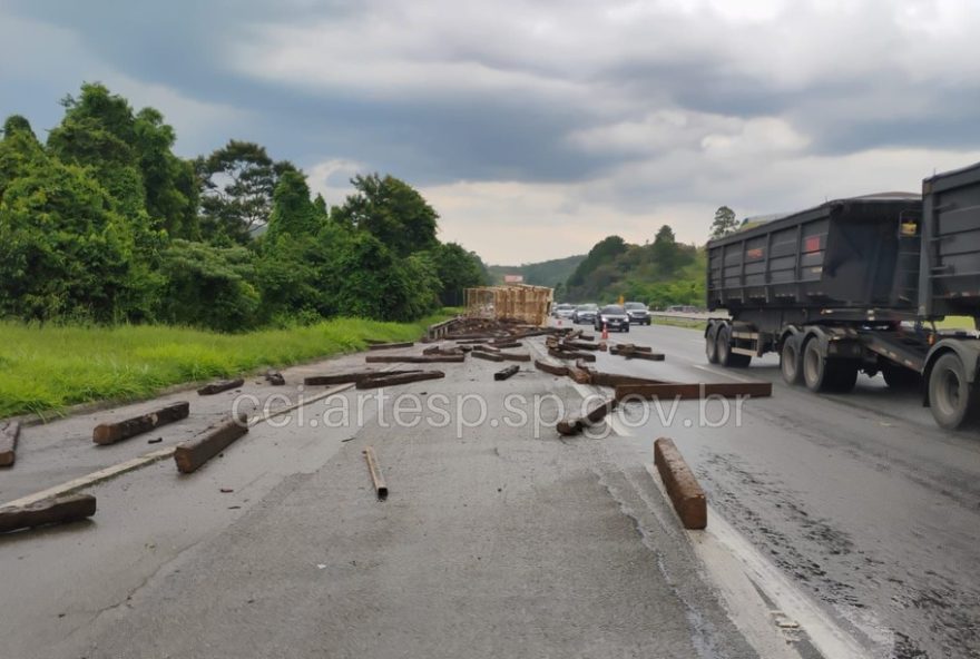 pneu-de-carreta-carregada-com-madeira-estoura-e-veiculo-tomba-na-castello-branco-em-aracariguama3A-incidente-causa-congestionamento-e-alerta-para-seguranca-na-estrada