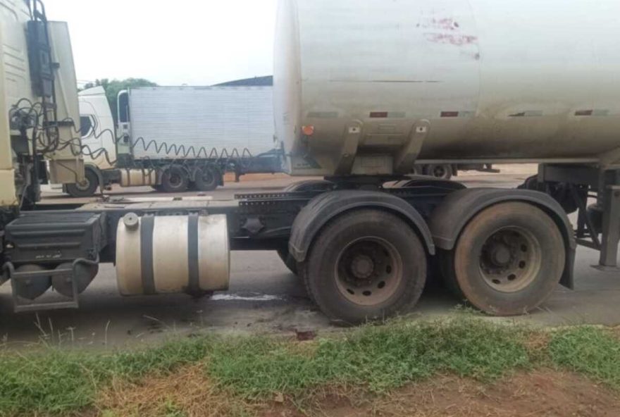 pneu-explode-durante-incendio-em-caminhao-tanque-e-deixa-feridos-na-br-163 pneu-explode-durante-incendio-em-caminhao-tanque-e-deixa-feridos-na-br-163