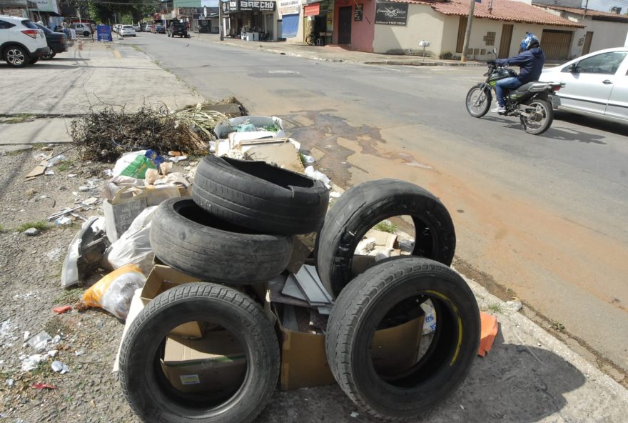 Pneus descartados de forma irregular em Goiânia. (Foto: Walter Peixoto)