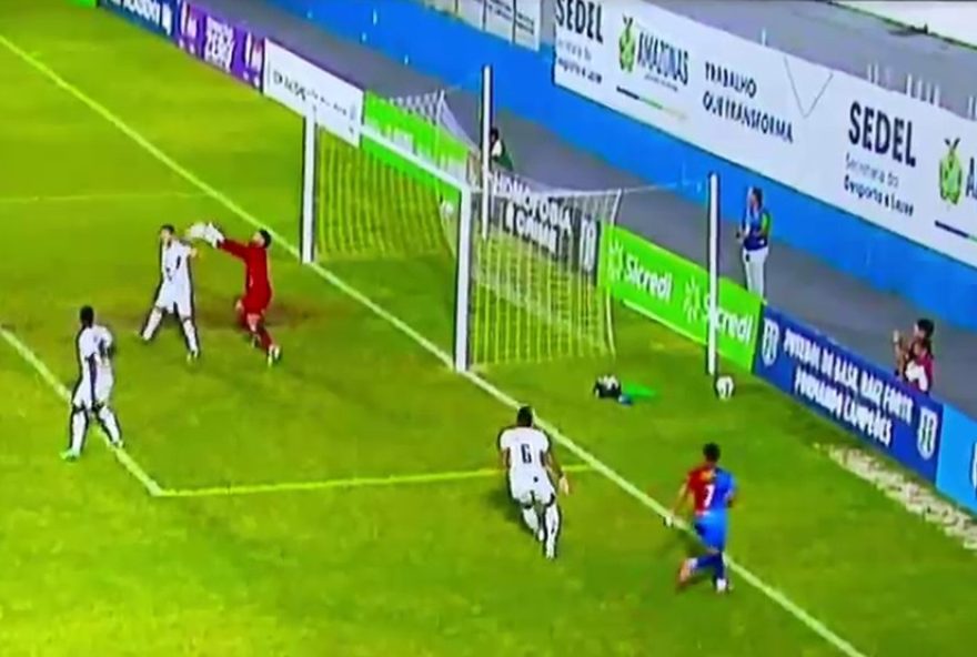 polemica-no-amazonense3A-arbitro-marca-penalti-por-goleiro-defender-bola-com-as-maos