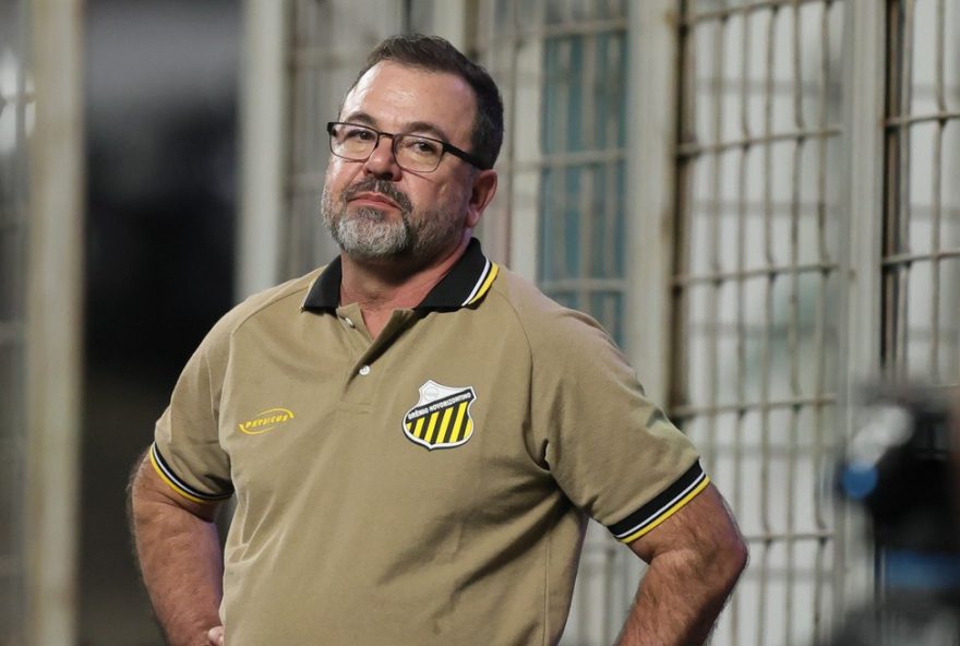 MG - BELO HORIZONTE - 03/11/2025 - BRASILEIRO B 2025, AMERICA-MG X NOVORIZONTINO - Enderson Moreira tecnico do Novorizontino durante partida contra o America-MG no estadio Independencia pelo campeonato Brasileiro B 2025. Foto: Gilson Lobo/AGIF