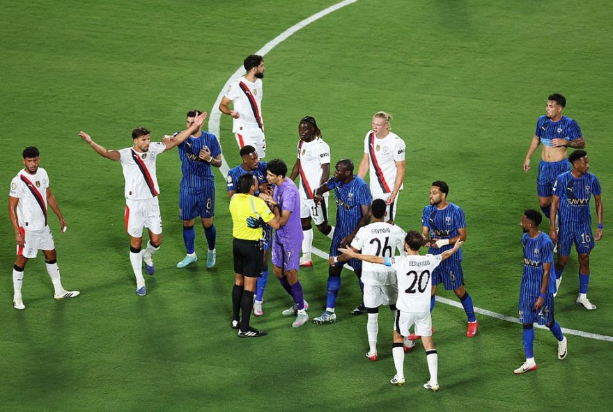 polemico-gol-de-bernardo-silva-gera-revolta-no-al-hilal-na-copa-do-mundo-de-clubes3A-analise-do-lance-controverso-e-reacoes-dos-jogadores-sauditas