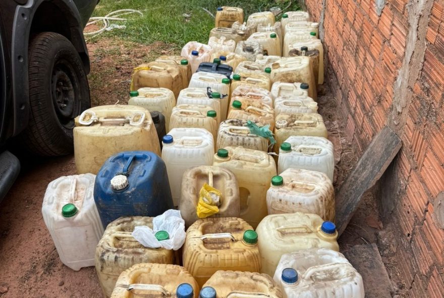 policia-apreende-19-galoes-de-combustivel-em-sao-luis3A-acao-contra-armazenamento-irregular