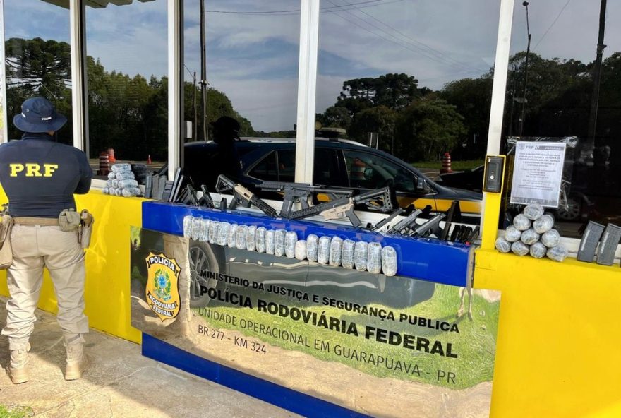 policia-apreende-armas-de-guerra-em-fundo-falso-de-carro-estrangeiro-no-parana policia-apreende-armas-de-guerra-em-fundo-falso-de-carro-estrangeiro-no-parana