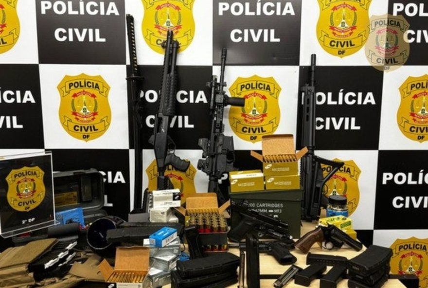 policia-apreende-arsenal-ameacador-em-casa-de-cac-em-brasilia3A-acao-garante-seguranca-dos-moradores