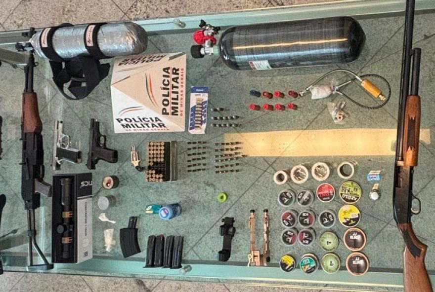 policia-apreende-arsenal-com-armas2C-municoes-e-drogas-em-ipatinga3A-suspeito-identificado