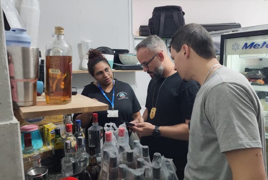 policia-apreende-bebidas-adulteradas-em-limeira3A-origem-suspeita-e-intoxicacao-por-metanol-no-interior-de-sp