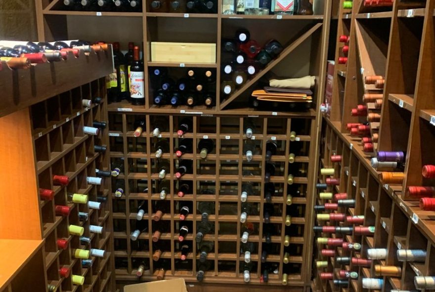 policia-apreende-garrafas-de-vinho-falsificadas-em-restaurantes-de-luxo-em-curitiba3A-socios-presos-e-acao-continua