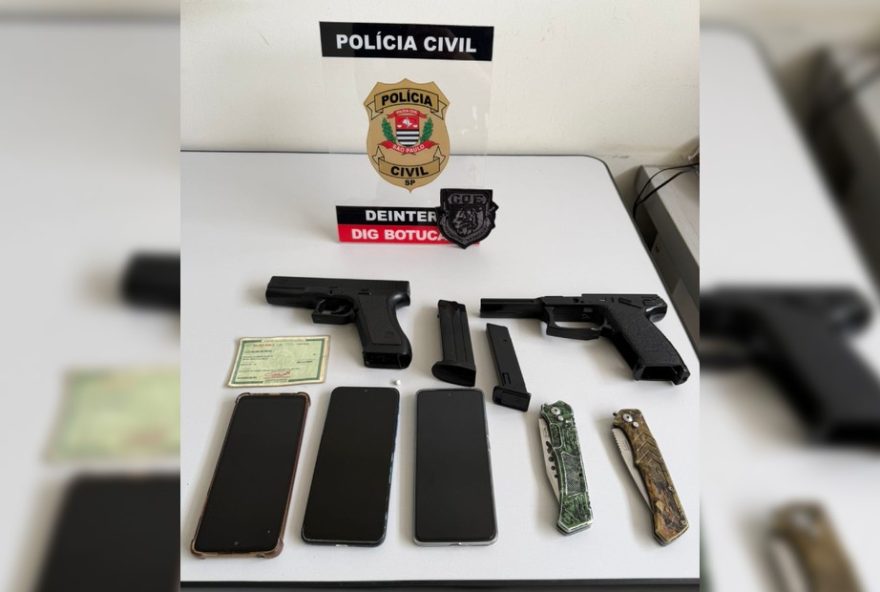 policia-apreende-simulacros-e-canivetes-em-casa-de-adolescente-suspeito-de-planejar-atos-violentos-em-sp3A-investigacao-em-botucatu policia-apreende-simulacros-e-canivetes-em-casa-de-adolescente-suspeito-de-planejar-atos-violentos-em-sp3A-investigacao-em-botucatu