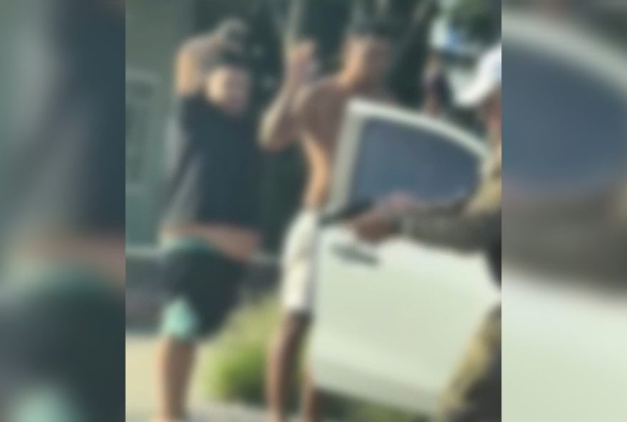 policia-atira-em-cachorro-durante-abordagem-em-florianopolis3A-video-mostra-situacao policia-atira-em-cachorro-durante-abordagem-em-florianopolis3A-video-mostra-situacao