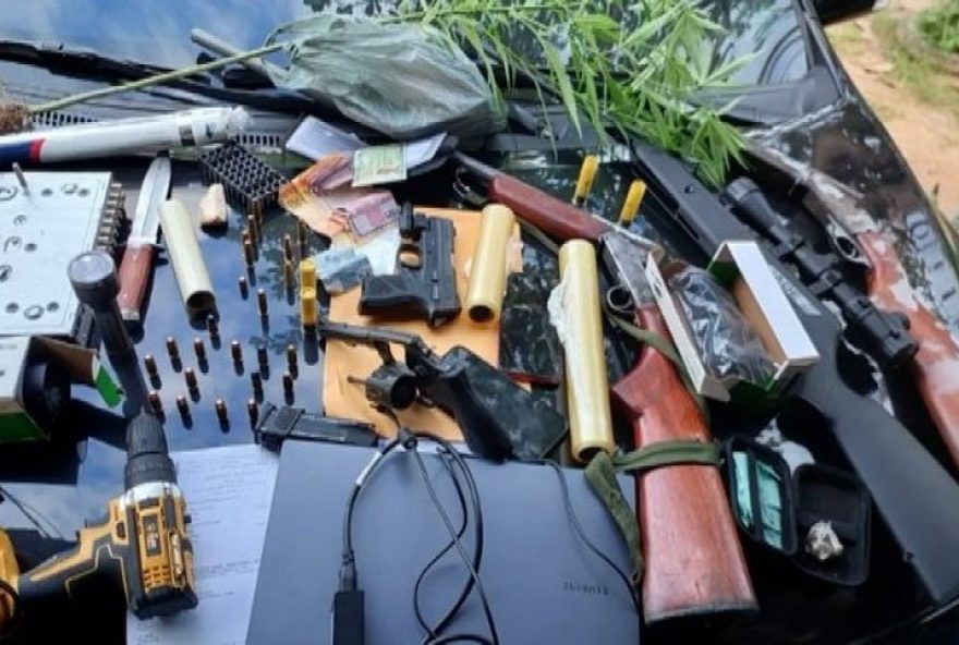 policia-civil-apreende-armas-e-drogas-na-casa-de-vereadora-em-presidente-vargas policia-civil-apreende-armas-e-drogas-na-casa-de-vereadora-em-presidente-vargas