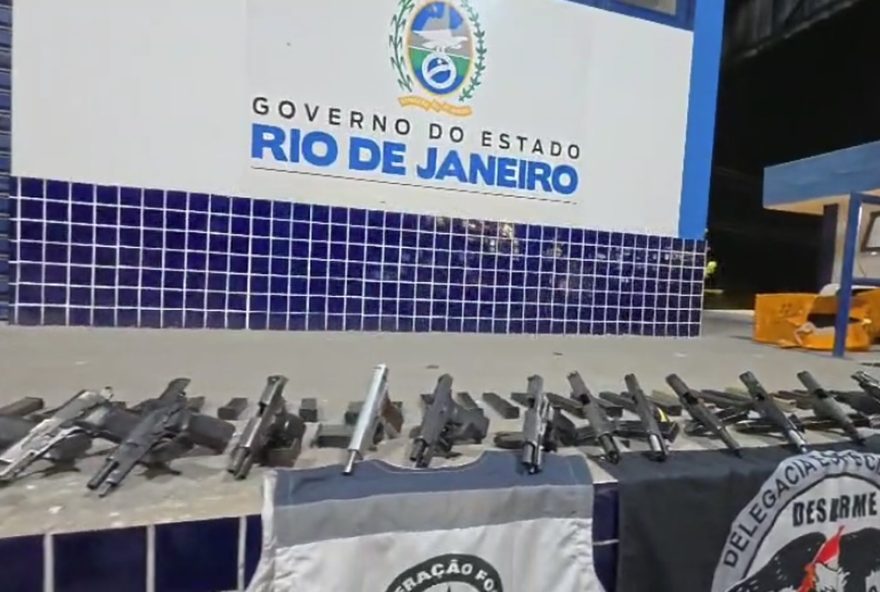 policia-civil-apreende-arsenal-de-armas-a-caminho-do-complexo-do-alemao-mulher-e-presa-em-flagrante-na-operacao-de-combate-ao-trafico policia-civil-apreende-arsenal-de-armas-a-caminho-do-complexo-do-alemao-mulher-e-presa-em-flagrante-na-operacao-de-combate-ao-trafico