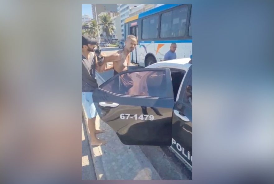 policia-civil-do-rio-de-janeiro-prende-homem-suspeito-de-vender-drogas-em-ipanema3A-acao-de-combate-ao-trafico-na-praia
