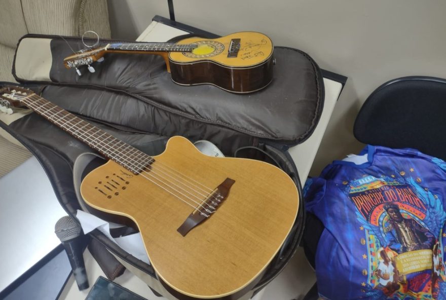 policia-civil-do-rj-recupera-instrumentos-musicais-roubados-da-portela