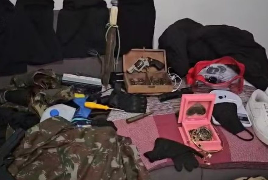 policia-civil-prende-suspeitos-de-assalto-a-casa-da-familia-de-bolsonaro-em-resende3A-detalhes-da-investigacao-em-andamento