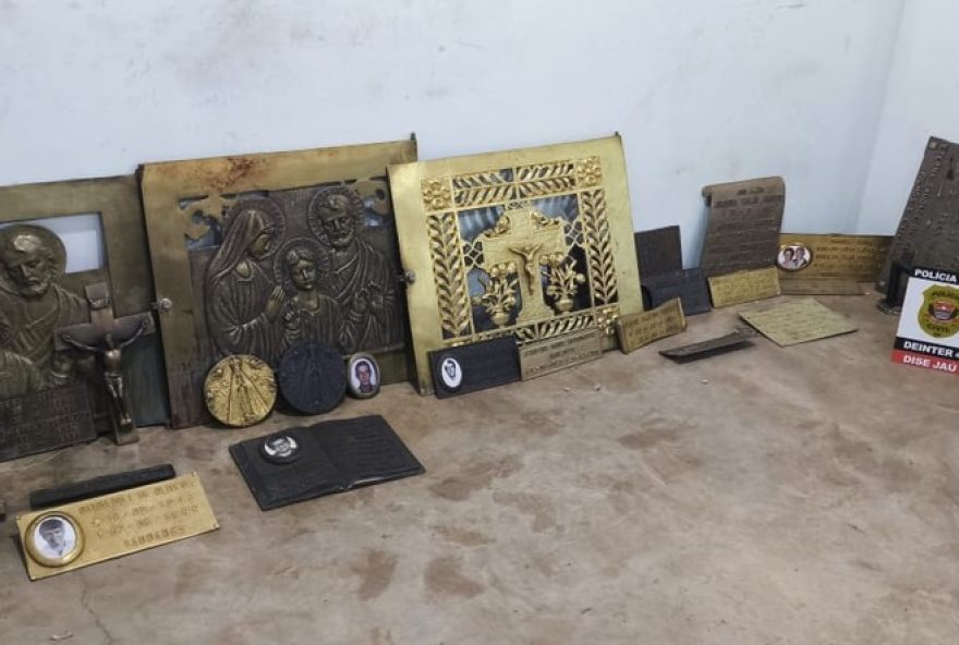 policia-civil-recupera-100-placas-de-bronze-furtadas-de-tumulos-em-sp policia-civil-recupera-100-placas-de-bronze-furtadas-de-tumulos-em-sp