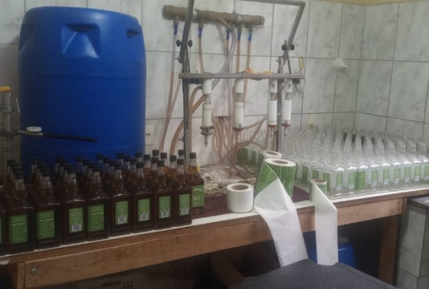 policia-de-hortolandia-descobre-fabrica-clandestina-de-bebidas-alcoolicas3A-um-perigo-real-para-a-saude-publica