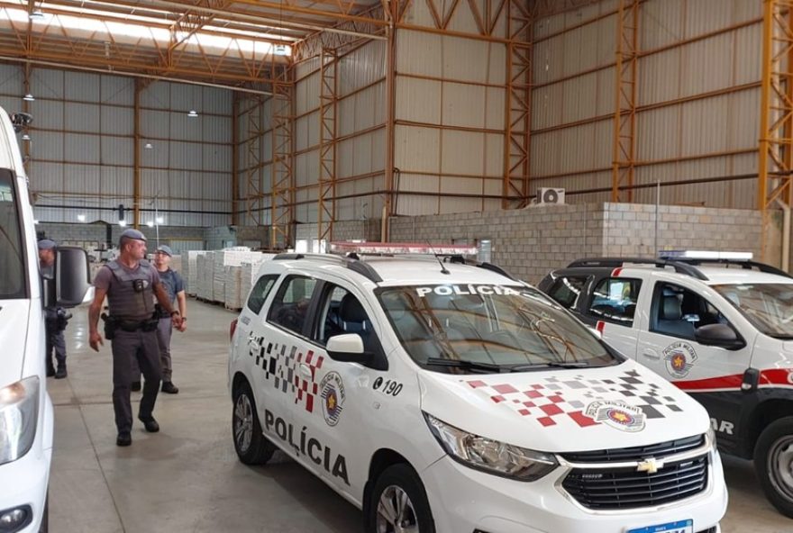 policia-descobre-fabrica-clandestina-de-cigarros-em-salto3A-o-que-foi-encontrado-no-local