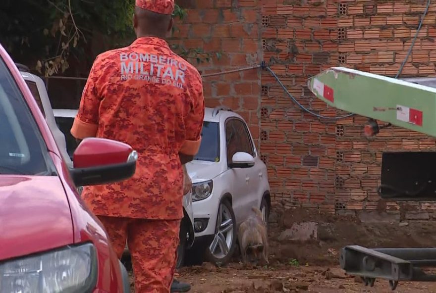 policia-e-bombeiros-buscam-familia-desaparecida-com-caes-farejadores-no-rs policia-e-bombeiros-buscam-familia-desaparecida-com-caes-farejadores-no-rs