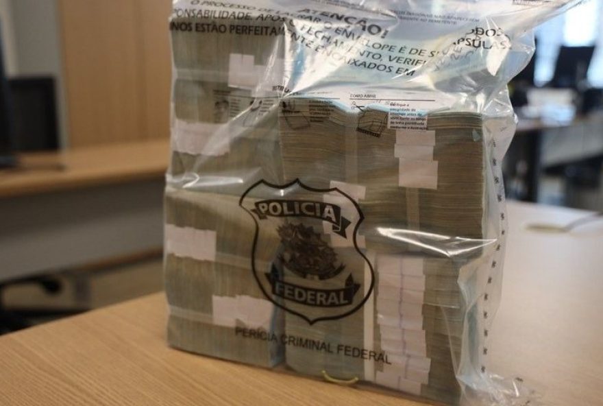 policia-federal-apreende-r24-4692C7-mil-com-deputado-sostenes-apos-operacao policia-federal-apreende-r24-4692C7-mil-com-deputado-sostenes-apos-operacao