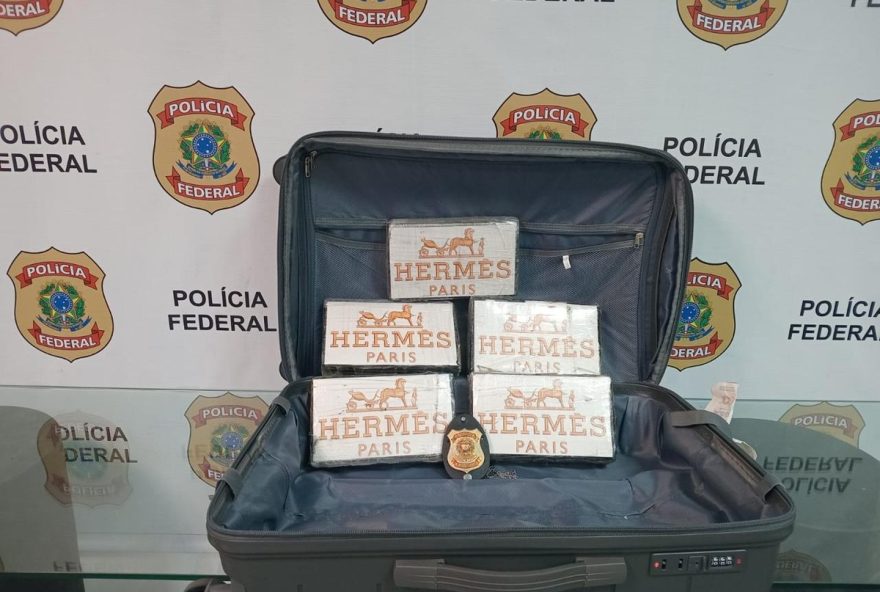 policia-federal-detem-homem-com-52C6-kg-de-cocaina-no-aeroporto-do-galeao3A-combate-ao-trafico-internacional-de-drogas