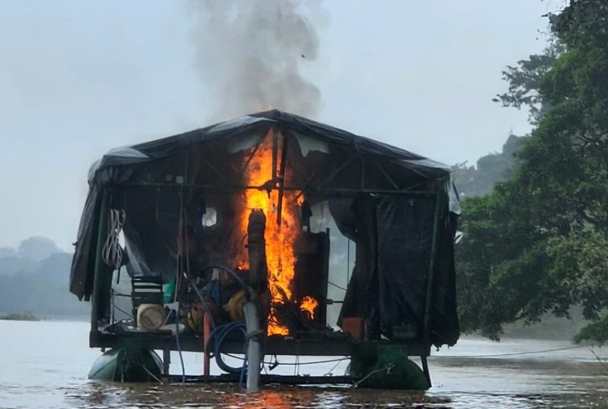policia-federal-e-funai-destroem-equipamentos-de-garimpo-ilegal-na-terra-indigena-kayapo2C-no-para policia-federal-e-funai-destroem-equipamentos-de-garimpo-ilegal-na-terra-indigena-kayapo2C-no-para